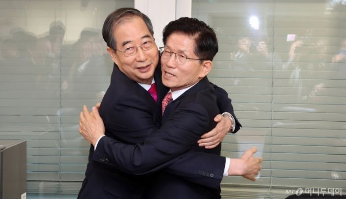 김문수 국민의힘 대선후보와 한덕수 전 국무총리가 11일 서울 여의도 국민의힘 대선후보 사무실에서 회동에 앞서  포옹을 하고 있다. (공동취재) 2025.5.11/사진=뉴스1 /사진=(서울=뉴스1) 이광호 기자