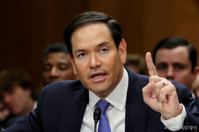 마코 루비오 미국 국무 장관이 지난 20일(현지시간) 워싱턴DC에서 미 의회 상원 외교위원회에 출석해 "앞으로 이스라엘 비판 시위에 참여하는 유학생들의 학생 비자를 계속 취소하겠다"고 밝히고 있다. /워싱턴 로이터=뉴스1 /사진=(워싱턴 로이터=뉴스1) 우동명 기자