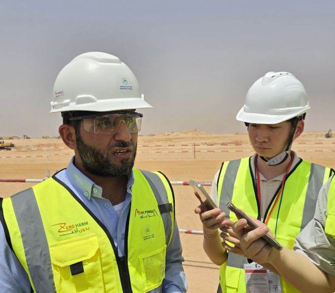 루마1 현장에서 인터뷰 중인 제야드 리말 에너지컴퍼니 대표. /사진=산업통상자원부 공동취재단