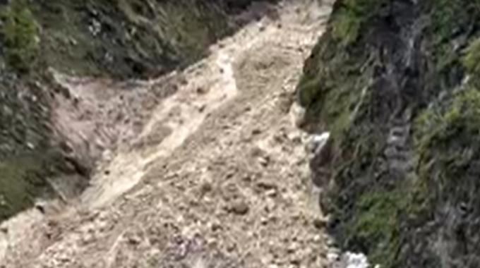 스위스 알프스 산간마을에서 빙하 붕괴로 인한 산사태가 발생해 마을 주택 대부분이 소실되고 주민 1명이 실종됐다. 녹아 흐르는 빙하와 흙더미가 산비탈을 따라 빠르게 흘러내려오는 모습./사진=스위스 국영방송 SRF 보도화면 캡처