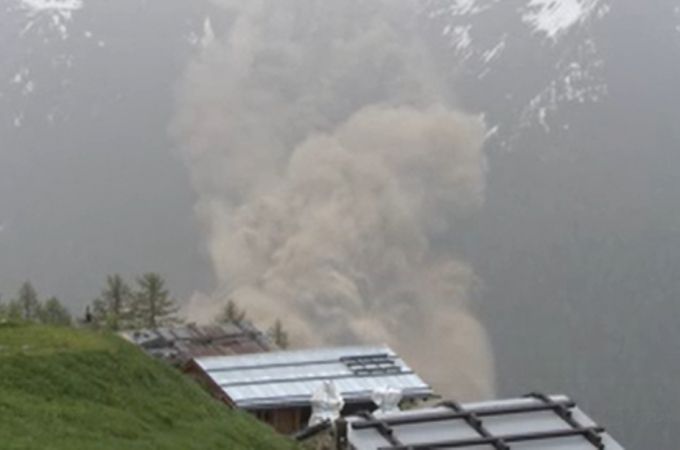 스위스 알프스 산간마을에서 빙하 붕괴로 인한 산사태가 발생해 마을 대부분을 덮쳤다. 대부분의 주택이 소실되고 주민 1명이 실종됐다. /사진=스위스 국영방송 SRF 보도화면 캡처