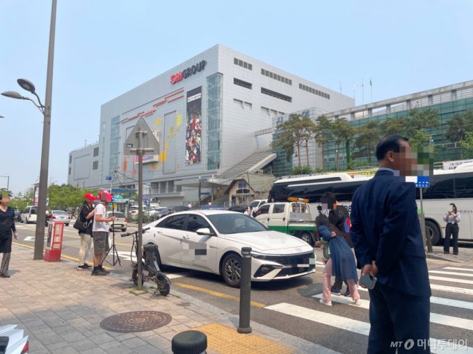 30일 서울 서대문구 신촌동 사전투표소 앞에 보수 유튜버들이 몰리면서 소란이 벌어졌다. 취재 뒤 현장을 떠나려는 모 언론사 사진기자 차량 앞에 유튜버들이 막아서며 제지하는 모습이다.  /사진=이지현 기자.