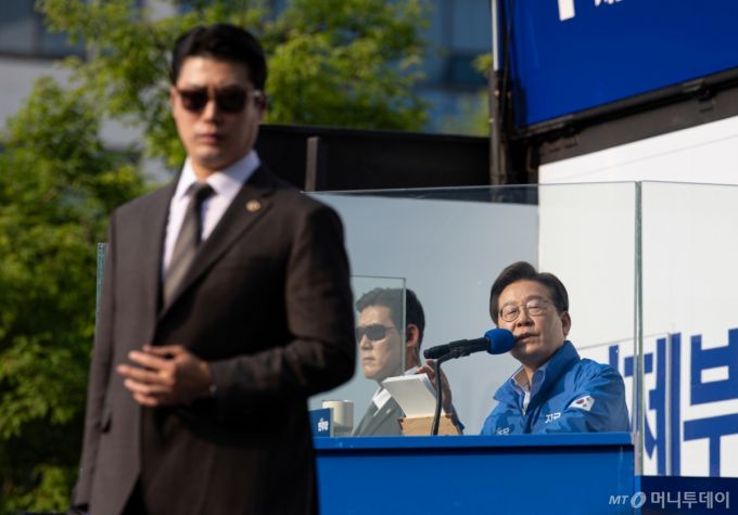 이재명 더불어민주당 대통령 후보가 30일 오후 강원 원주시 반곡동 원주행복마당에서 시민들에게 지지를 호소하고 있다. 2025.5.30/사진=뉴스1 /사진=(원주=뉴스1) 이재명 기자