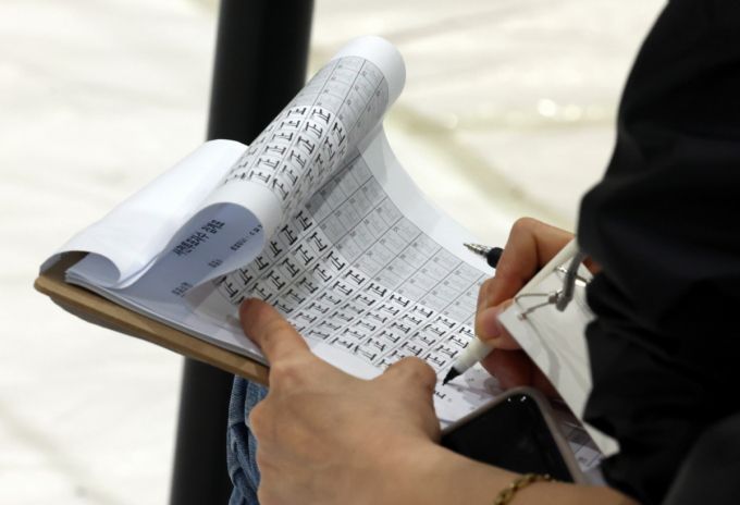 제21대 대통령선거 사전투표 마지막 날인 30일 오전 인천시 미추홀구 용현초등학교에 마련된 사전투표소에서 투표 참관인이 사전투표자수 점검표를 집계하고 있다. 기사와 직접적인 관계 없음. /사진=뉴시스.