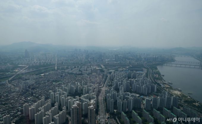 [서울=뉴시스] 조수정 기자 = 26일 서울 송파구 롯데월드타워 전망대 서울스카이에서 바라본 서울 송파구, 강남구, 서초구 아파트와 주택.   서울 주택 매매가격은 0.5% 상승해 12개월째 오름세다. 유형별로 아파트 0.61%, 단독주택 0.47%, 연립주택 0.25% 순으로 상승률이 높았다. 아파트값 상승으로 서울 전체 주택 매매가격도 상승세가 지속되고 있다. 이달 전국 아파트 평균 매매가격은 5억2543만원, 서울 아파트 평균 매매가격은 13억4543만원으로 집계됐다. 서울 아파트 평균 매매가격은 지난달(13억2965만원) 2008년 12월 통계 발표 이후 처음으로 13억원을 돌파했다. 아파트 평균 매매가격이 오르면서 서울 주택 평균 매매가격도 사상 최초로 10억원을 넘어 10억398만원을 기록했다. 2025.05.26. chocrystal@newsis.com /사진=조수정