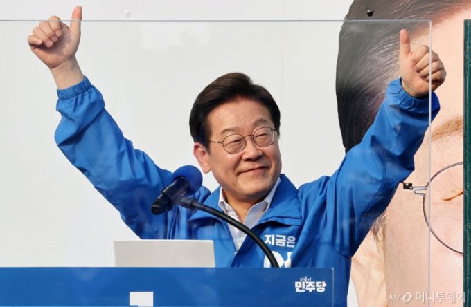 [서울=뉴시스] 조성우 기자 = 이재명 더불어민주당 대선후보가 29일 오후 서울 서초구 서울고속버스터미널광장에서 열린 유세에서 엄지를 치켜 들며 시민들에게 인사하고 있다. 2025.05.29. xconfind@newsis.com /사진=조성우