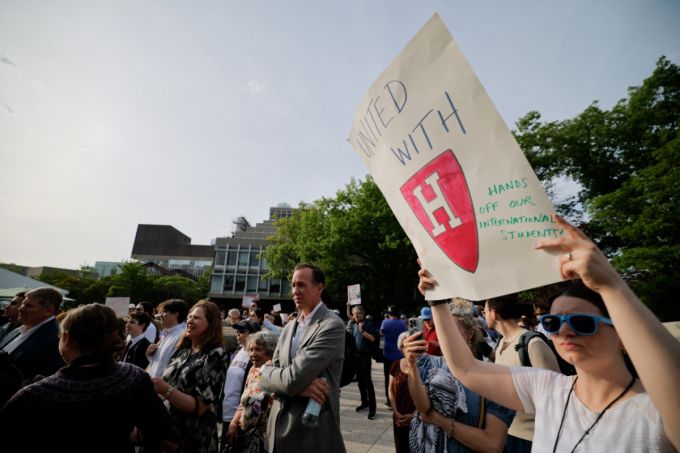 미국 매사추세츠주 케임브리지의 하버드대에서 지난 27일(현지시간) 외국인 학생들을 지지하는 '하버드 스탠드 유나이티드' 집회가 열렸다. /로이터=뉴스1