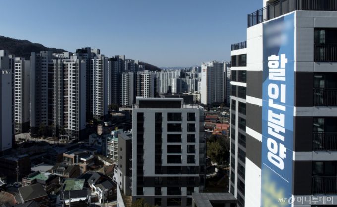 [대구=뉴시스] 이무열 기자 = 19일 대구 수성구의 한 아파트에 할인분양 관련 현수막이 붙어있다.   정부가 지방의 '악성 미분양' 주택 문제를 해소하기 위해 한국토지주택공사(LH)를 통해 약 3000호를 직접 매입하기로 했다. 국토부에 따르면 지난해 12월 기준 전국 미분양 아파트는 7만173가구로 지난 2012년(7만4835가구) 이후 12년 만에 최다 수준이다. 지방 미분양 주택은 2022년부터 5만호 수준이다. 지난해 지방 미분양 주택은 5만3000호로 이 중 '악성 미분양'으로 분류되는 준공 후 미분양은 1만7200호에 달한다. 대구·경북 등 지방 아파트의 대규모 미분양은 중견 규모의 건설사까지 영향을 받았을 정도다. 2025.02.19. lmy@newsis.com /사진=이무열
