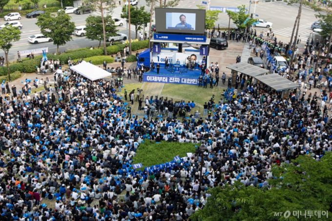이재명 더불어민주당 대통령 후보가 31일 오후 충북 청주시 오창프라자 앞 광장에서 시민들에게 지지를 호소하고 있다. 2025.5.31/뉴스1  Copyright (C) 뉴스1. All rights reserved. 무단 전재 및 재배포,  AI학습 이용 금지. /사진=(청주=뉴스1) 이재명 기자