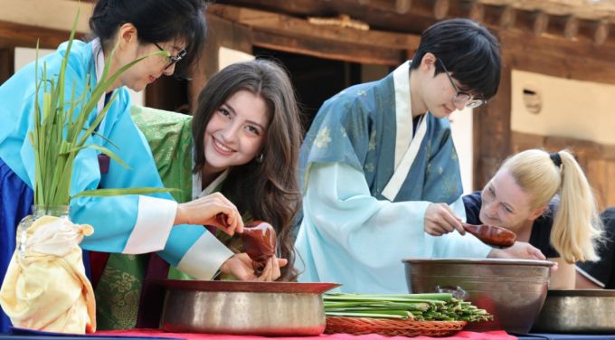 단오(음력 5월5일)를 이틀 앞둔 지난 29일 서울 종로구 국립민속박물관에서 관광객들이 창포물에 머리 감기 체험을 하고 있다. /사진 = 뉴스1