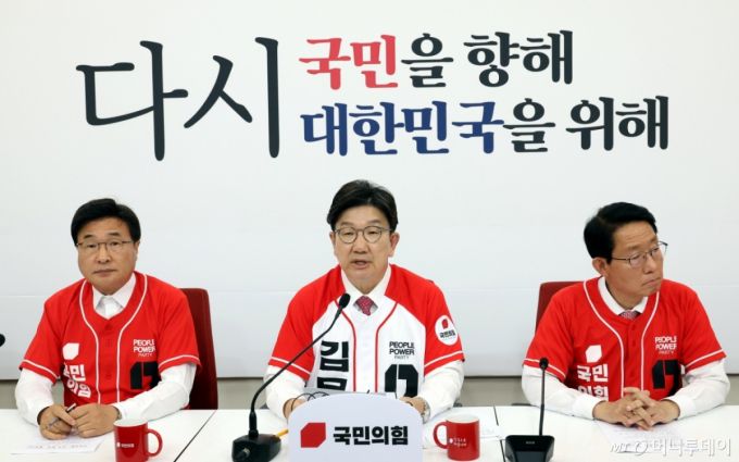 [서울=뉴시스] 권성동 국민의힘 공동선거대책위원장이 29일 오후 서울 여의도 국회에서 열린 대선 현안 및 추가 공약 발표 기자간담회에서 발언을 하고 있다. 왼쪽부터 김대식 의원, 권 공동선대위원장, 김상훈 정책위의장. 2025.05.29.