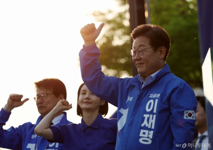 이재명 더불어민주당 대선후보가 30일 오후 충북 충주시 충주체육관 시계탑광장에서 열린 유세에서 시민들에게 인사하고 있다. 2025.05.30. /사진=뉴시스 /사진=조성우