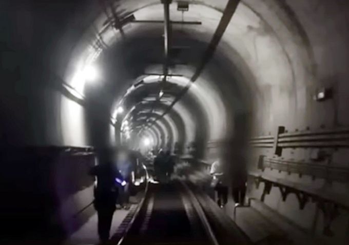 31일 오전 서울 지하철 5호선 마포역~여의나루역 구간에서 방화로 추정되는 화재가 발생해 승객들이 선로를 통해 대피하고 있다. /사진=뉴스1.