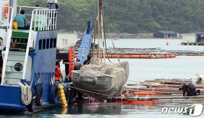 2022년 6월 29일 오전 전남 완도군 신지면 송곡항 인근 앞바다에서 경찰이 2022년 5월31일 마지막 생활반응 이후 실종된 조유나 양 일가족의 차량을 인양하고 있다./사진=뉴스1