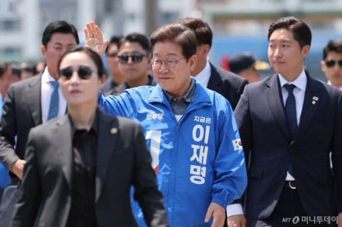 (대구=뉴스1) 이재명 기자 = 이재명 더불어민주당 대통령 후보가 1일 오후 대구 동구 동대구역 광장에서 열린 유세에 입장하며 인사하고 있다. 2025.6.1/뉴스1  Copyright (C) 뉴스1. All rights reserved. 무단 전재 및 재배포,  AI학습 이용 금지. /사진=(대구=뉴스1) 이재명 기자