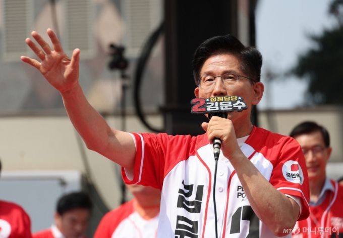 (수원=뉴스1) 이광호 기자 = 김문수 국민의힘 대통령 후보가 1일 경기 수원컨벤션센터 광장에서 열린 유세에서 지지를 호소하고 있다. (공동취재) 2025.6.1/뉴스1  Copyright (C) 뉴스1. All rights reserved. 무단 전재 및 재배포,  AI학습 이용 금지. /사진=(수원=뉴스1) 이광호 기자