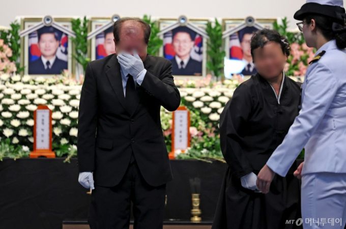 1일 경북 포항시 남구 해군 항공사령부 강당에서 엄수된 해군 P-3CK 917호기 순직자 영결식에서 유족들이 눈물을 흘리고 있다. / 사진=뉴시스