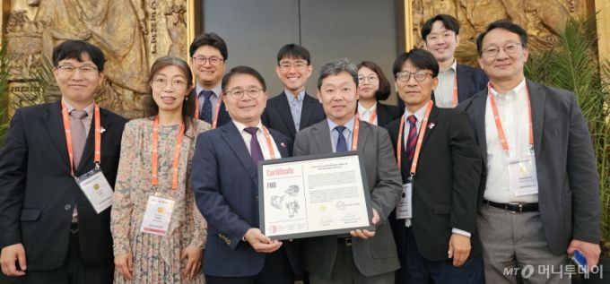 최정록 농식품부 방역정책국장(사진 앞줄 왼쪽 3번째)과 강완철 제주특별자치도 수의정책팀장(사진 앞줄 오른쪽 3번째) 등 한국측 대표단원들이 '구제역 백신접종 청정지역 지위 인증서'를 들고 환하게 웃고 있다.  /사진=정혁수 기자 /사진=정혁수