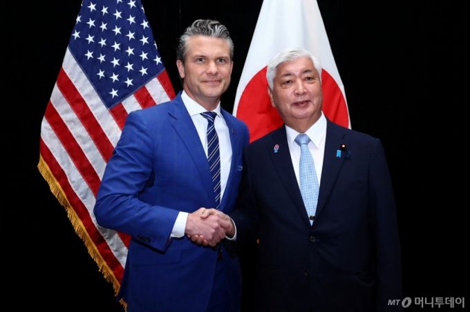지난달 31일(현지시간) 피트 헤그세스 미국 국방장관과 나카타니 겐 일본 방위상이 싱가포르에서 열린 제22차 아시아안보회의(샹그릴라 대화)를 계기로 만나 악수하고 있다. / 로이터=뉴스1