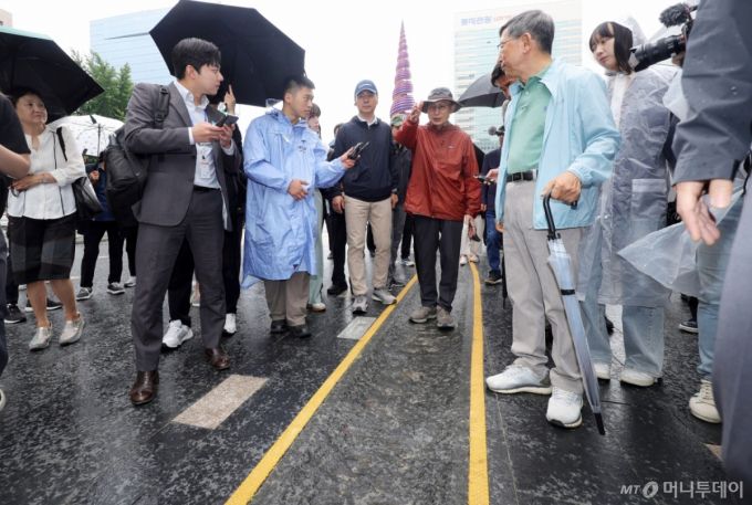 [서울=뉴시스] 홍효식 기자 = 이명박 전 대통령이 2일 서울 중구 청계광장에서 청계천 산책로로 향하고 있다.  이날 걷기 행사는 청계천 복원 20주년을 맞아 그 의미를 돌아보고, 시민과 함께하는 소통의 자리로 마련됐다고 이명박재단은 설명했다. 2025.06.02. yesphoto@newsis.com /사진=홍효식