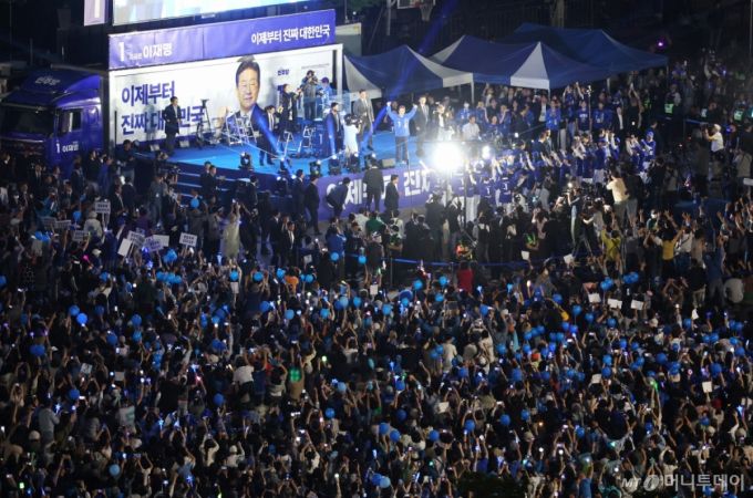 (서울=뉴스1) 안은나 기자 = 제21대 대통령선거를 하루 앞둔 2일 오후 서울 영등포구 여의도공원에서 열린 이재명 더불어민주당 대통령 후보의 마지막 유세 현장에서 이 후보가 입장하자 지지자들이 환호하고 있다. (공동취재) 2025.6.2/뉴스1  Copyright (C) 뉴스1. All rights reserved. 무단 전재 및 재배포,  AI학습 이용 금지. /사진=(서울=뉴스1) 안은나 기자