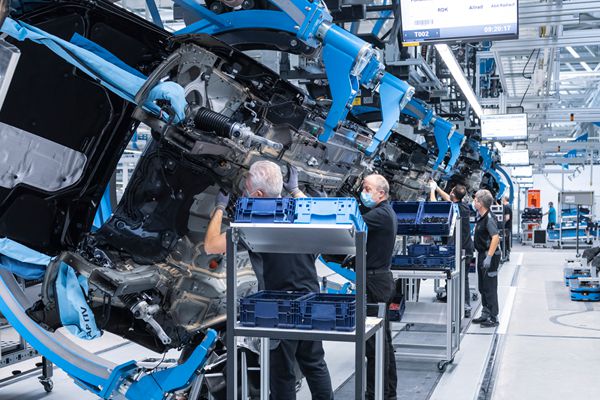 팩토리56 공장 작업자들이 작업하는 모습. 인체공학적으로 디자인된 로봇을 통해 좀 더 편하게 조립을 할 수 있다./사진= 메르세데스-벤츠 제공