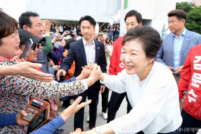 [울산=뉴시스] 김문수 국민의힘 대선후보의 지원에 나선 박근혜 전 대통령 울산 남구 장생포 문화창고 앞에서 지지자들과 인사를 나누고 있다. 2025.06.02