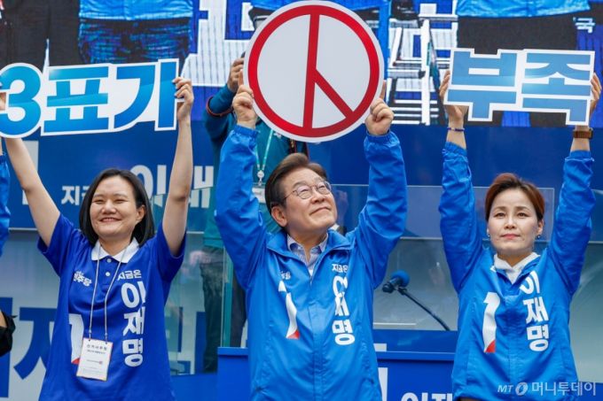 이재명 더불어민주당 대통령 후보가 제21대 대통령선거를 하루 앞둔 2일 오후 경기 광명시 철산로데오 광장을 찾아 투표 독려 퍼포먼스를 하고 있다. 2025.6.2/사진=뉴스1 /사진=(광명=뉴스1) 안은나 기자