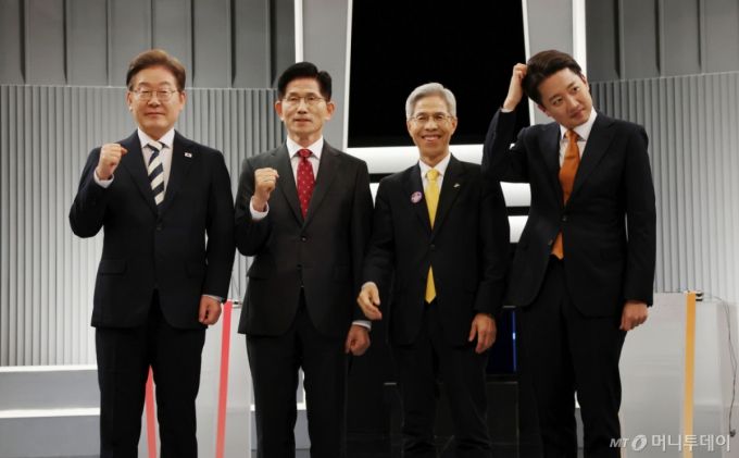 (서울=뉴스1) 국회사진기자단 = 이재명 더불어민주당(왼쪽부터), 김문수 국민의힘, 권영국 민주노동당, 이준석 개혁신당 대통령 후보가 23일 서울 영등포구 KBS본관 스튜디오에서 중앙선거방송토론위원회 주관 제21대 대통령선거 2차 후보자 토론회 시작에 앞서 기념 촬영을 하기 위해 자리하고 있다. 2025.5.23/뉴스1  Copyright (C) 뉴스1. All rights reserved. 무단 전재 및 재배포,  AI학습 이용 금지. /사진=(서울=뉴스1) 국회사진기자단