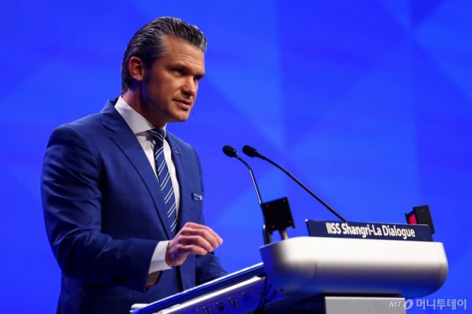 지난달 31일(현지시간) 피트 헤그세스 미국 국방부 장관이 싱가포르에서 열린 제22차 아시아안보회의(샹그릴라 대화)에 참석해 연설하고 있다. / 로이터=뉴스1