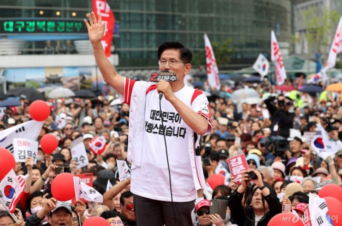 김문수 국민의힘 대통령 후보가 21대 대통령선거를 하루 앞둔 2일 오후 대구 동구 동대구역 광장을 찾아 지지를 호소하고 있다. 2025.6.2/사진=뉴스1 /사진=(대구=뉴스1) 공정식 기자