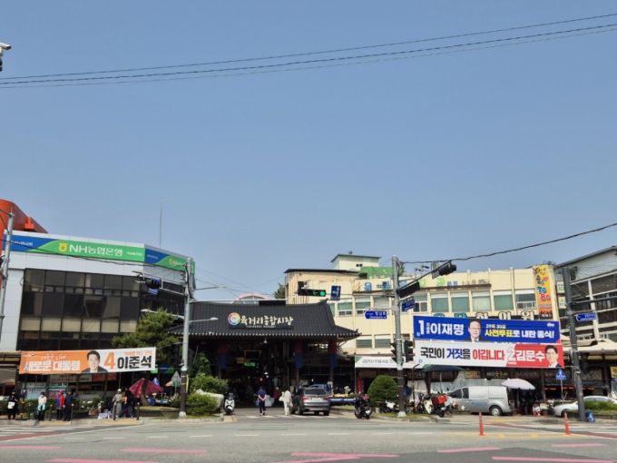 29일 오전 청주 상당구 육거리시장 입구. 주변으로 이재명 더불어민주당 대선 후보, 김문수 국민의힘 대선 후보, 이준석 개혁신당 대선 후보의 현수막이 걸려있다./사진=오문영 기자