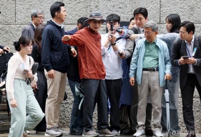 (서울=뉴스1) 황기선 기자 = 이명박 전 대통령이 2일 서울 중구 청계천 산책로를 걷고 있다.  이날 걷기 행사는 청계천 복원 20주년을 맞아 그 의미를 돌아보고, 시민과 함께하는 소통의 자리로 마련됐다고 이명박재단은 설명했다. (공동취재) 2025.6.2/뉴스1  Copyright (C) 뉴스1. All rights reserved. 무단 전재 및 재배포,  AI학습 이용 금지. /사진=(서울=뉴스1) 황기선 기자