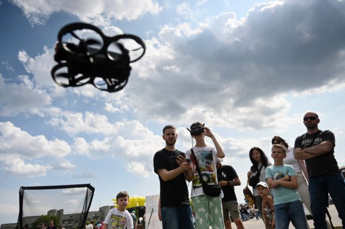 1일(현지시간) 러시아의 우크라이나 침공 와중에 우크라이나 리비우에서 열린 어린이날 자선 행사 '언브로큰 키즈 페스트'에서 아이들이 드론 조종법을 배우고 있다. /AFPBBNews=뉴스1