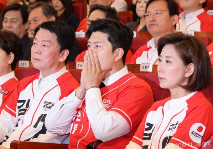 (서울=뉴스1) 이광호 기자 = 김용태 국민의힘 비상대책위원장을 비롯한 의원들이3일 오후 서울 여의도 국회 도서관에 마련된 제21대 대통령선거개표상황실에서 출구조사 결과를 지켜보고 있다. (공동취재) 2025.6.3/뉴스1  Copyright (C) 뉴스1. All rights reserved. 무단 전재 및 재배포,  AI학습 이용 금지. /사진=(서울=뉴스1) 이광호 기자