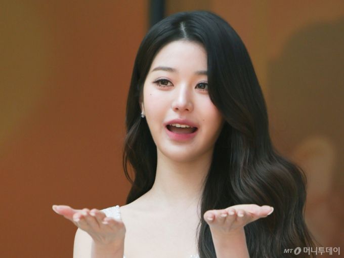 (서울=뉴스1) 황기선 기자 = 그룹 아이브 장원영이 16일 오전 서울 성동구 올리브영N 성수에서 열린 '이니스프리 비타민C 트위티 에디션 팝업' 포토콜에 참석해 포즈를 취하고 있다. 2025.4.16/뉴스1  Copyright (C) 뉴스1. All rights reserved. 무단 전재 및 재배포,  AI학습 이용 금지. /사진=(서울=뉴스1) 황기선 기자