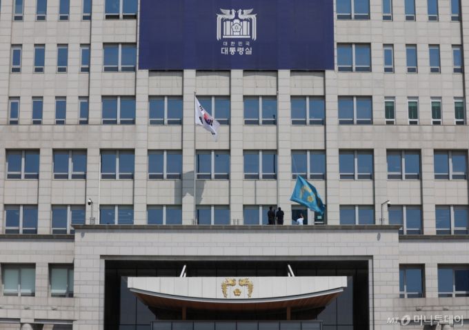 헌법재판소가 윤석열 대통령의 탄핵사건에 대해 인용을 선고한 4일 서울 용산 대통령실 청사에서 관계자들이 봉황기를 하기하고 있다. 2025.04.04. /사진=뉴시스 /사진=조수정