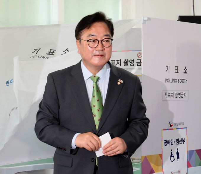 우원식 국회의장이 3일 오전 서울 노원구 한청경로당에 마련된 하계1동제4투표소에서 투표에 참여하는 모습/ 사진=국회의장실