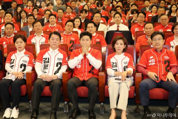 [서울=뉴시스] 고승민 기자 = 김용태 국민의힘 비상대책위원장과 권성동 공동선대위원장 등 참석자들이 3일 서울 여의도 국회도서관에 마련된 제21대 대통령선거 개표상황실에서 굳은 표정을 짓고 있다. (공동취재) 2025.06.03. photo@newsis.com /사진=박영태