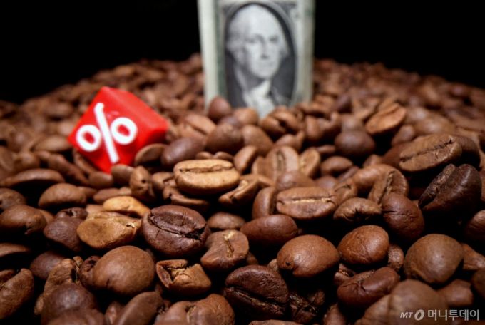 커피 원두와 미국 달러. /로이터=뉴스1