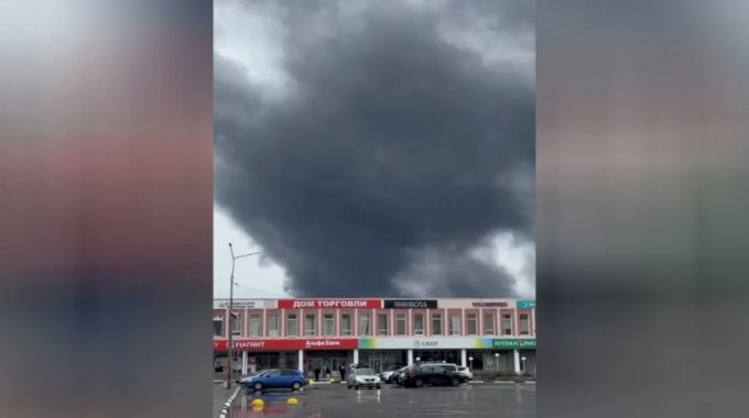 우크라이나군의 드론(무인기) 공격으로 러시아 무르만스크 지역에서 검은 연기가 나고 있다. 해당 사진은 1일(현지시간) 소셜미디어(SNS)를 통해 공개됐다. /로이터=뉴스1