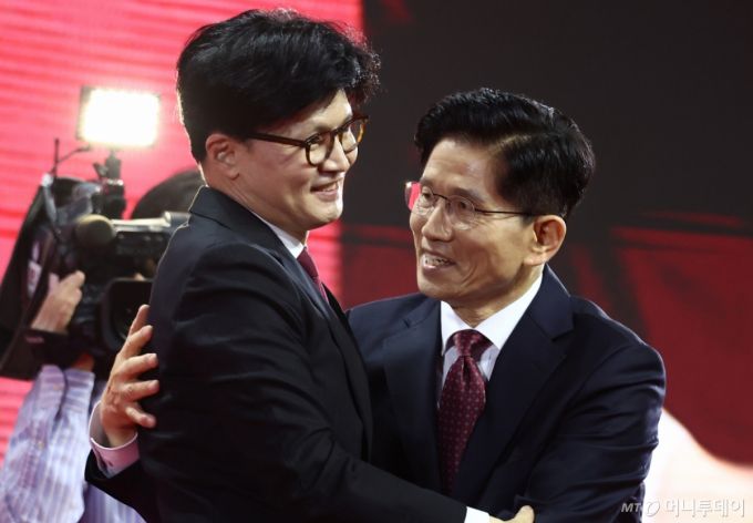 김문수 국민의힘 대통령 후보가 3일 경기 고양시 킨텍스에서 열린 5차 전당대회에서 한동훈 후보와 포옹하고 있다. 2025.5.3/사진=뉴스1 /사진=(고양=뉴스1) 김민지 기자