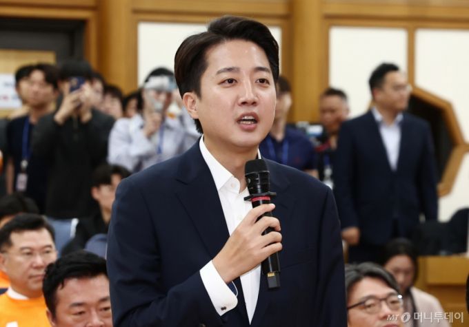 (서울=뉴스1) 김민지 기자 = 이준석 개혁신당 대통령 후보가 3일 서울 여의도 국회 의원회관에 마련된 제21대 대통령선거 개표상황실에서 입장을 밝히고 있다. 2025.6.3/뉴스1  Copyright (C) 뉴스1. All rights reserved. 무단 전재 및 재배포,  AI학습 이용 금지. /사진=(서울=뉴스1) 김민지 기자