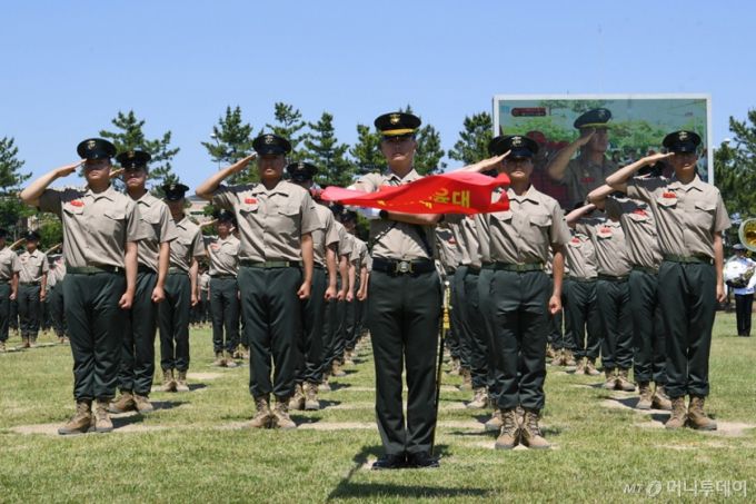 4일 경북 포항시 남구 해병대교육훈련단 연병장에서 열린 신병 1317기 수료식에서 신병들이 경례하고 있다. 이날 수료식에서는 6주간 훈련을 마친 1288명이 정예 해병대원으로 태어났다. / 사진=해병대교육훈련단