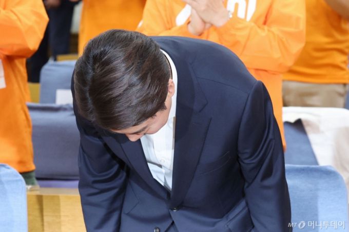 [서울=뉴시스] 권창회 기자 = 이준석 개혁신당 대선후보가 3일 서울 여의도 국회 의원회관에 마련된 제21대 대통령선거 개표상황실을 방문해 인사히고 있다. 2025.06.03. kch0523@newsis.com /사진=권창회