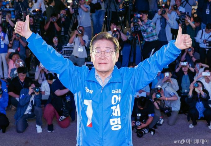 (서울=뉴스1) 안은나 기자 = 이재명 더불어민주당 대통령 후보가 제21대 대통령선거를 하루 앞둔 2일 오후 서울 영등포구 여의도공원에서 열린 마지막 유세에서 엄지 손가락을 치켜들고 있다. 2025.6.2/뉴스1  Copyright (C) 뉴스1. All rights reserved. 무단 전재 및 재배포,  AI학습 이용 금지. /사진=(서울=뉴스1) 안은나 기자