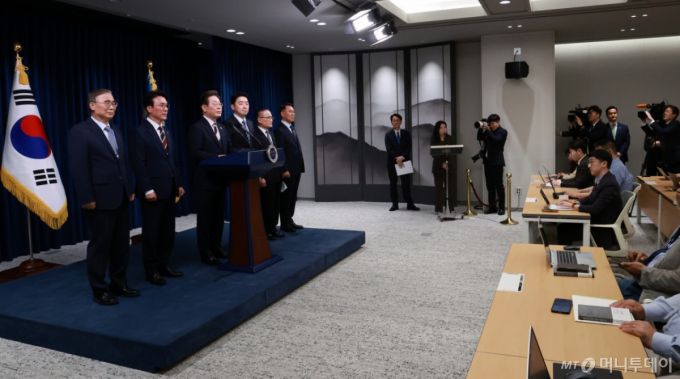 [서울=뉴시스] 고범준 기자 = 이재명 대통령이 4일 서울 용산 대통령실 청사에서 새 정부 첫 인사 발표를 하고 있다. 왼쪽부터 이종석 국정원장 후보자, 김민석 국무총리 후보자, 이 대통령, 강훈식 비서실장, 위성락 안보실장, 황인권 경호처장. (대통령실통신사진기자단) 2025.06.04. bjko@newsis.com /사진=