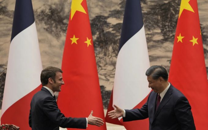 2023년 4월6일 시진핑 중국 국가주석(오른쪽)과 에마뉘엘 마크롬 프랑스 대통려이 중국 베이징 인민대회당에서 공동 기자회견 후 악수하고 있다. /로이터=뉴스1