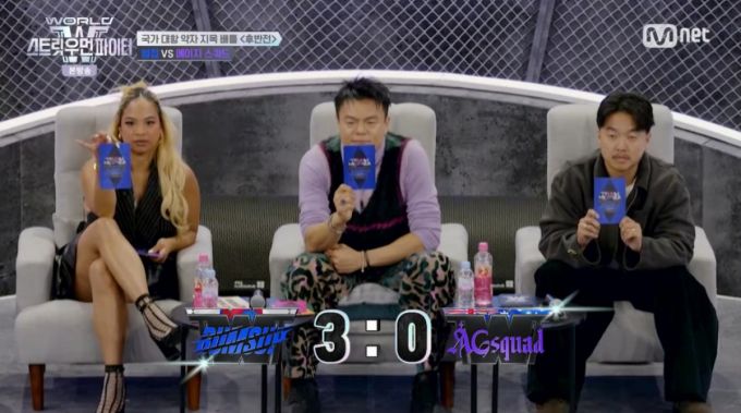 범접의 카드를 든 심사위원들. /사진=Mnet '월드 오브 스트릿 우먼 파이터' 캡처