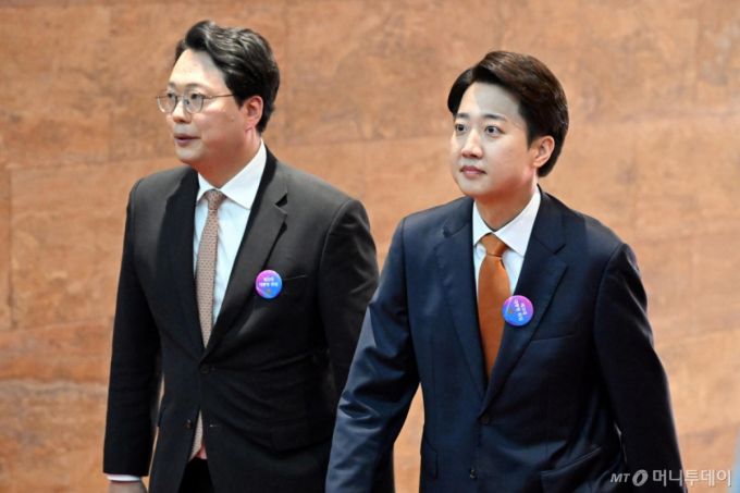 [서울=뉴시스] 국회사진기자단 = 개혁신당 이준석 의원과 천하람 의원이 4일 서울 여의도 국회 로텐더홀에서 열린 제21대 대통령 취임선서에 참석하고 있다. 2025.06.04. photo@newsis.com /사진=류현주